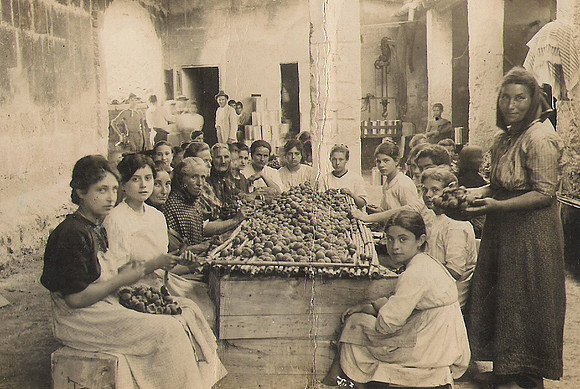 1922 Preparant figues seques