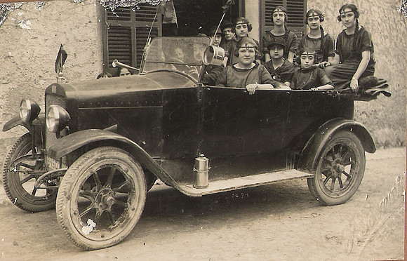 1923 Coche de dones
