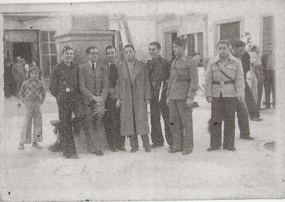 1937 A S Arrval dos milicians i un falangista