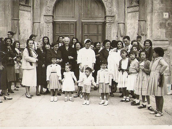 1945 Grup al portal de la Parroquia
