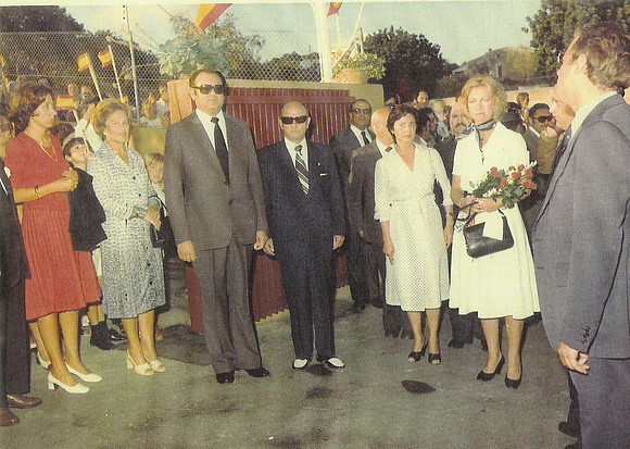 1976 La reina inaugura el collegi de S'Horta