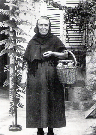 1930 Pagesa amb panera