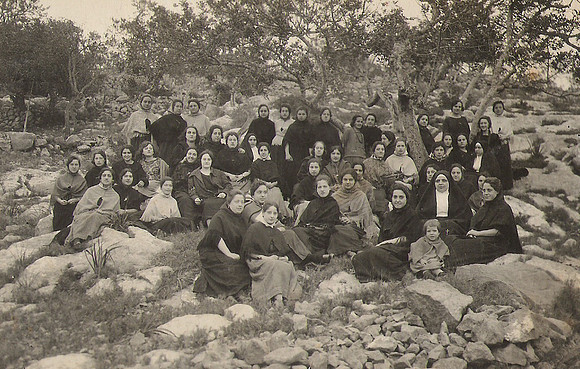 1910 Atlotes i monges de la Caritat